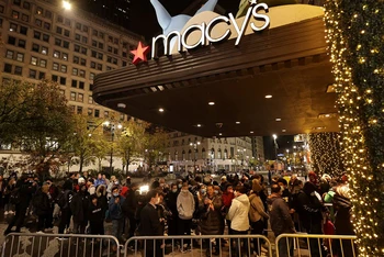 Người dân xếp hàng chờ trước cửa hàng Macy's tại Manhattan, New York, Mỹ, ngày 26/11, để mua sắm dịp Black Friday. (Ảnh: Reuters)