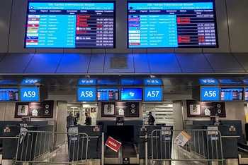 Bảng điện tử báo hoãn chuyến bay từ sân bay quốc tế O.R. Tambo (Johannesburg, Nam Phi) tới London - Heathrow (Anh), ngày 26/11. (Ảnh: Reuters)