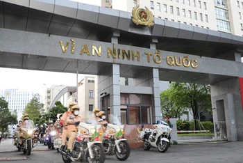 Các lực lượng Công an thành phố Hồ Chí Minh diễu hành, ra quân tấn công, trấn áp tội phạm.