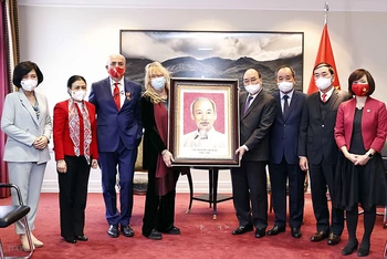 Chủ tịch nước Nguyễn Xuân Phúc tặng bức chân dung Chủ tịch Hồ Chí Minh cho bà Sandra Scagliotti. (Ảnh: TTXVN)