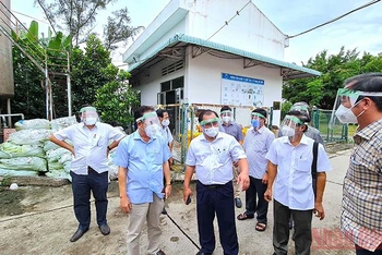 Lãnh đạo tỉnh Cà Mau kiểm tra hình hình ùn ứ rác y tế tại khu tập kết rác của Bệnh viện đa khoa Cà Mau.