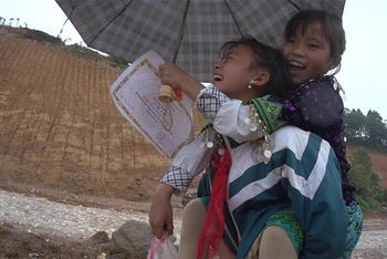 Cảnh trong phim tài liệu “Những đứa trẻ trong sương” của đạo diễn Hà Lệ Diễm. (Ảnh chụp màn hình)