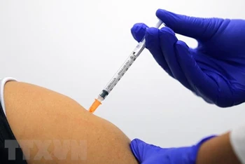 Tiêm vaccine ngừa Covid-19 cho người dân. (Ảnh: AFP/TTXVN)