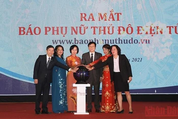 Các đại biểu thực hiện nghi thức bấm nút ra mắt báo Phụ nữ Thủ đô điện tử.