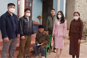 Bà Tống Thị Hương Giang, Phó Chủ tịch UBND huyện Sơn Động (thứ 2 từ phải sang) đến thăm và động viên gia đình em học sinh tử vong sau tiêm phòng.