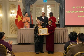 Chủ tịch Liên hiệp các tổ chức hữu nghị Việt Nam, bà Nguyễn Phương Nga trao Kỷ niệm chương Vì hòa bình hữu nghị giữa các dân tộc tặng bà Anjuska Weil, Chủ tịch Hội Hữu nghị Thụy Sĩ-Việt Nam. (Ảnh: vufo.org.vn)