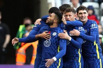 Chelsea đang dẫn đầu Premier League với nền tảng là hàng thủ vững chắc. (Ảnh: Getty Images)