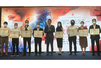 Lãnh đạo Hội Doanh nhân trẻ Việt Nam trao bằng khen tặng các tập thể và cá nhân có nhiều đóng góp cho Chương trình ATM.