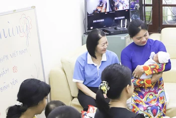Lãnh đạo Hội Liên hiệp Phụ nữ Việt Nam tặng quà trung thu cho các cháu tại "Ngôi nhà bình yên".
