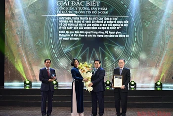 Thủ tướng Phạm Minh Chính đã trao giải Đặc biệt tặng Ý tưởng giới thiệu, tuyên truyền bài viết của Tổng Bí thư Nguyễn Phú Trọng. (Ảnh: TRẦN HẢI)