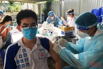 Học sinh Trường trung học phổ thông Nguyễn Đình Chiểu, thành phố Bến Tre, tỉnh Bến Tre được tiêm vaccine phòng Covid-19. (Ảnh: HOÀNG TRUNG)