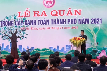 Chủ tịch UBND thành phố Hà Tĩnh Nguyễn Trọng Hiếu kêu gọi người dân tham gia trồng, bảo vệ cây xanh trên toàn thành phố. 