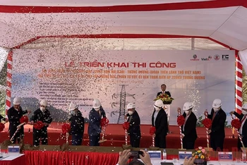 Đại diện lãnh đạo Tập đoàn Điện lực Việt Nam, tỉnh Nghệ An khởi công dự án.