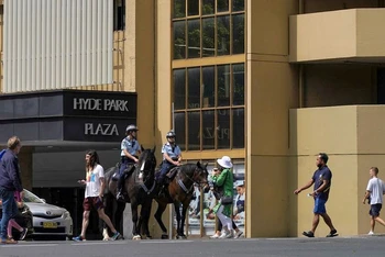 Cảnh sát tuần tra tại trung tâm thành phố Sydney, bang New South Wales, Australia ngày 9/11. New South Wales đã vượt mốc 90% dân số hoàn thành tiêm ngừa Covid-19. (Ảnh: Reuters)