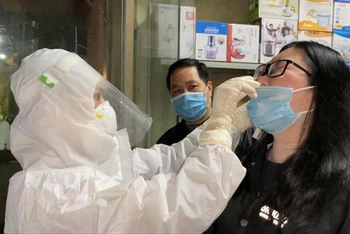 Nhân viên y tế dự phòng lấy mẫu xét nghiệm truy vết tại huyện Yên Bình (Yên Bái).