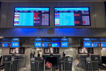 Sân bay quốc tế O.R Tambo ở Johannesburg, Nam Phi thông báo các chuyến bay bị hủy ngày 26/11, sau khi xuất hiện biến thể Omicron. Ảnh: Reuters.