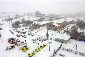 Lực lượng cứu hộ được triển khai tại khu vực hầm mỏ ở Siberia thuộc Nga sau vụ tai nạn ngày 25/11. (Ảnh: AFP/TTXVN)