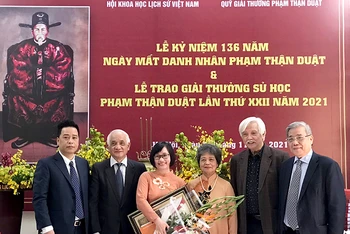 TS Nguyễn Kim Dung được trao giải nhất Giải thưởng sử học Phạm Thận Duật lần thứ 22, năm 2021.