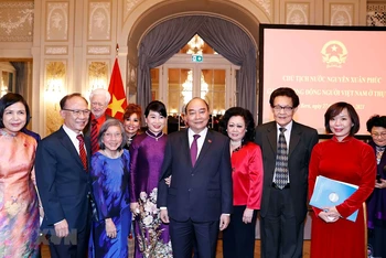 Chủ tịch nước Nguyễn Xuân Phúc và cộng đồng người Việt Nam ở Thuỵ Sĩ. Ảnh TTXVN 