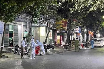 Lực lượng y tế làm việc xuyên đêm 28/11 để lấy mẫu xét nghiệm cho người dân phường Năng Tĩnh, TP Nam Định.
