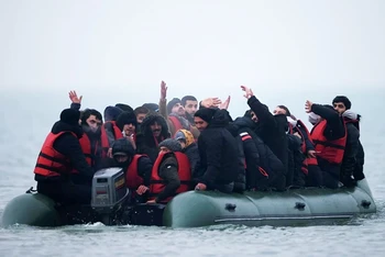 Nhóm hơn 40 người di cư trên một chiếc xuồng bơm hơi, rời bến gần Wimereux, Pháp ngày 24/11 để vượt eo biển Manche vào Anh. Ảnh: Reuters