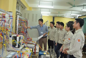 Đào tạo nghề điện công nghiệp ở trường Cao đẳng nghề Kỹ thuật-Công nghệ Tuyên Quang.
