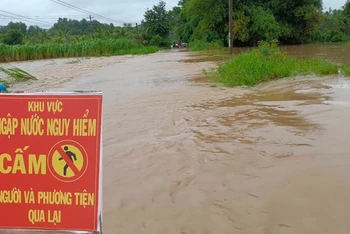 Nước ngập sâu tại cầu Suối Tre trên tuyến đường từ thị trấn La Hai đi Đồng Hội xã Xuân Quang 1, huyện Đồng Xuân, Phú Yên.