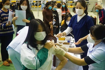 Tỉnh Quảng Bình đẩy nhanh tiến độ tiêm vaccine cho học sinh trung học phổ thông.