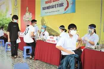 Các em trong độ tuổi 12-15 trên địa bàn tỉnh Bình Phước được tiêm vaccine phòng Covid-19.