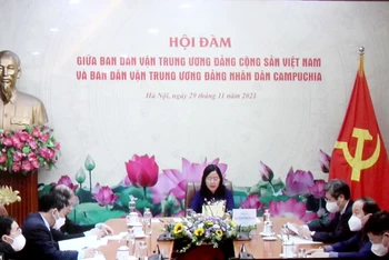 Đồng chí Bùi Thị Minh Hoài, Bí thư Trung ương Đảng, Trưởng Ban Dân vận Trung ương tại cuộc hội đàm trực tuyến.