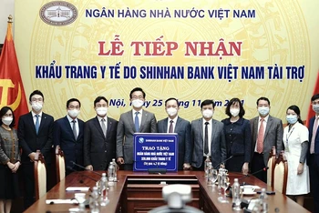Phó Thống đốc Ngân hàng Nhà nước Việt Nam, ông Đào Minh Tú tiếp nhận tượng trưng 320 nghìn khẩu trang y tế trị giá 4,5 tỷ đồng từ Tổng Giám đốc Ngân hàng Shinhan Việt Nam, ông Lee Taekyung.