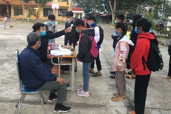 Toàn bộ học sinh Trường Phổ thông dân tộc bán trú tiểu học cơ sở xã Núa Ngam, huyện Điện Biên được kiểm tra thân nhiệt trước khi vào trường.