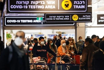 Hành khách rời khu vực xét nghiệm Covid-19 tại sân bay quốc tế Ben Gurion, Tel Aviv, Israel, ngày 28/11/2021. (Ảnh: Reuters)
