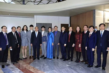 Chủ tịch nước Nguyễn Xuân Phúc với các đại biểu tại trụ sở Tổ chức Sở hữu trí tuệ thế giới (WIPO). (Ảnh: TTXVN)