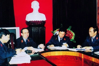 Đồng chí Hà Mạnh Trí (thứ hai từ trái sang). (Ảnh: Baovephapluat.vn)