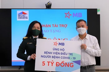 Bà Nguyễn Thị Thủy - Thành viên Hội đồng quản trị MB thay mặt MB trao tặng 5 tỷ đồng đến Bệnh viện điều trị người bệnh Covid-19.