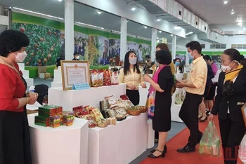 Khách tham quan gian hàng trưng bày các sản phẩm OCOP Hà Nội tại Cung Văn hóa hữu nghị Việt Xô.