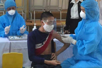 Trẻ em trên địa bàn tỉnh Thái Bình được tiêm mũi 1 vaccine Pfizer ngừa Covid-19.