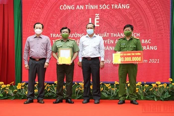 Đồng chí Nguyễn Văn Sắc, Trưởng Ban Nội chính Tỉnh ủy và đồng chí Vương Quốc Nam, Phó Chủ tịch UBND tỉnh Sóc Trăng trao thưởng cho Ban Chuyên án.