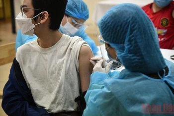 Tiêm vaccine cho học sinh PTTH tại Hà Nội. (Ảnh: MINH DUY)