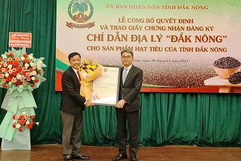Lãnh đạo Cục Sở hữu trí tuệ trao Giấy chứng nhận đăng ký chỉ dẫn địa lý cho sản phẩm hạt tiêu Đắk Nông.