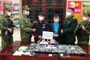 Hai đối tượng và 180 nghìn viên ma túy tổng hợp bị Bộ đội Biên phòng Lào Cai bắt giữ.