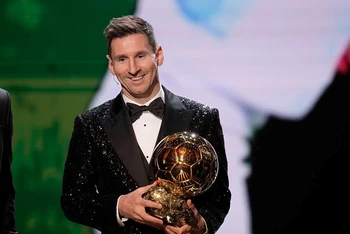 Messi dành Quả bóng Vàng 2021. (Ảnh: AP)