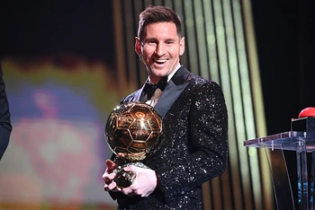 Lionel Messi rạng rỡ với Quả bóng Vàng thứ 7 tại nhà hát Theatre du Chatelet. (Ảnh: InsideSport) 