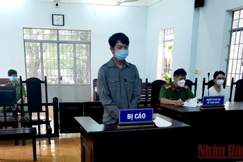Bị cáo Nguyễn Hoàng Anh Quốc tại phiên tòa sơ thẩm xét xử vụ án “Chống người thi hành công vụ”.