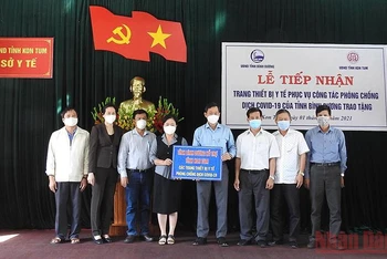 Sở Y tế tỉnh Kon Tum tiếp nhận các trang thiết bị y tế do tỉnh Bình Dương trao tặng.