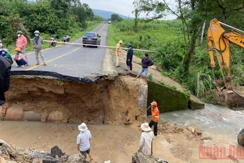 Đơn vị thi công đang khẩn trương khắc phục đoạn đường bị nước cuốn trôi trên Quốc lộ 29 thuộc địa phận xã Sơn Giang, huyện Sông Hinh, Phú Yên.