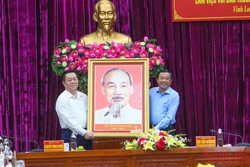 Trưởng Ban Tuyên giáo Trung ương Nguyễn Trọng Nghĩa tặng bức tranh Bác Hồ cho Ban thường vụ Tỉnh ủy Vĩnh Long.