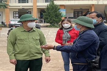 Đồng chí Nguyễn Quang Hưng, Bí thư Huyện ủy Mường Nhé kiểm tra công tác phòng, chống dịch tại xã Mường Toong.