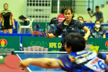 Trận đấu giữa vận động viên Nguyễn Thị Nga (Hà Nội) và Mai Hoàng Mỹ Trang (Thành phố Hồ Chí Minh) tại nội dung tứ kết đồng đội nữ. (Ảnh: DUY LINH)